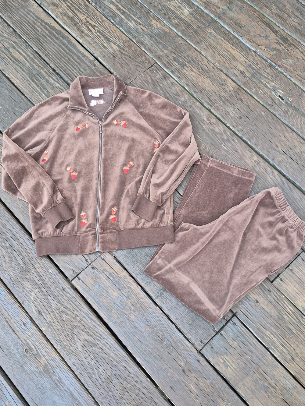 Velour Brown Women's Two-Piece Pajama Set with Red Accent Embroidery